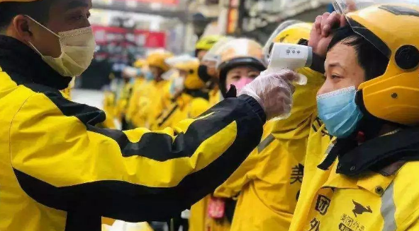 疫情里的外賣(mài)員和快遞員：“路上跑的都是同行，隔著口罩也能認(rèn)出來(lái)”