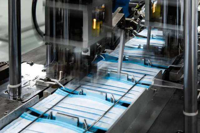 一家倒閉口罩廠的起死回生，現實魔幻！