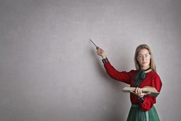 “开学第一天在家上美术课做拖鞋，‘我妈疯了’”