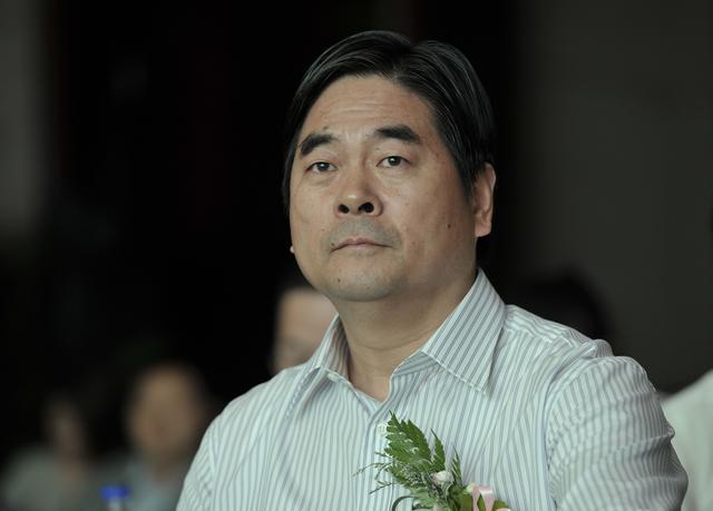 王振华猥亵女童案中案:找人商量对策,好友突击卖股罚200万