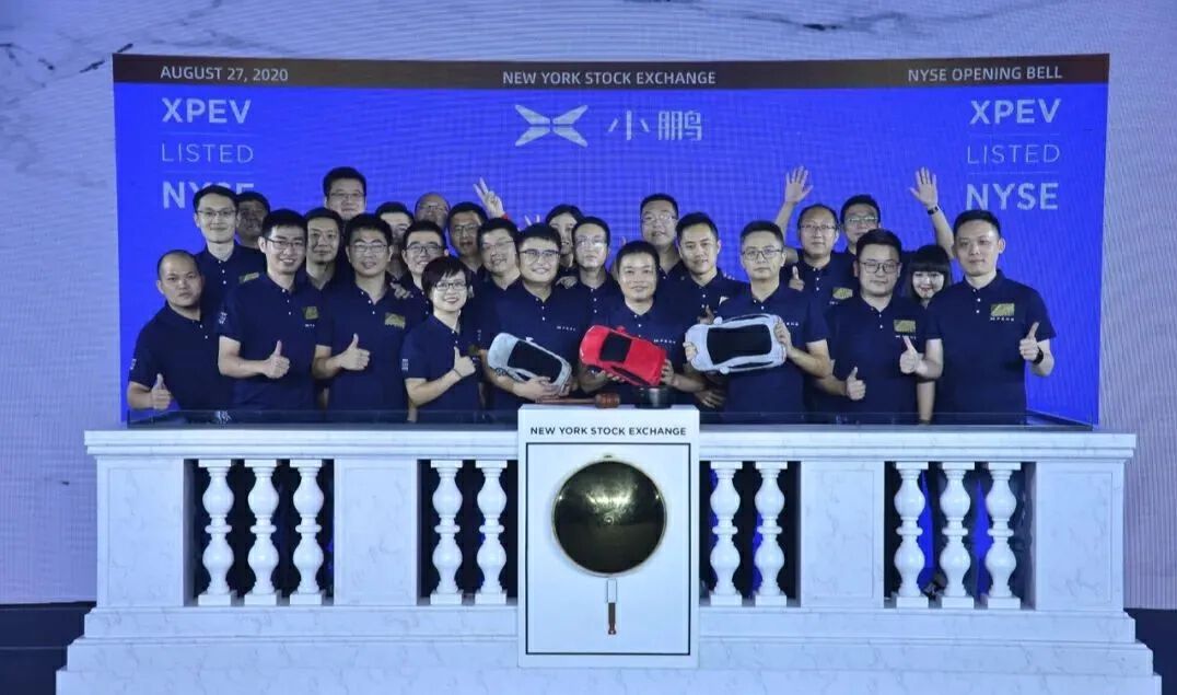 昨晚何小鵬和他的投資天團笑了，開盤暴漲56%，市值破千億