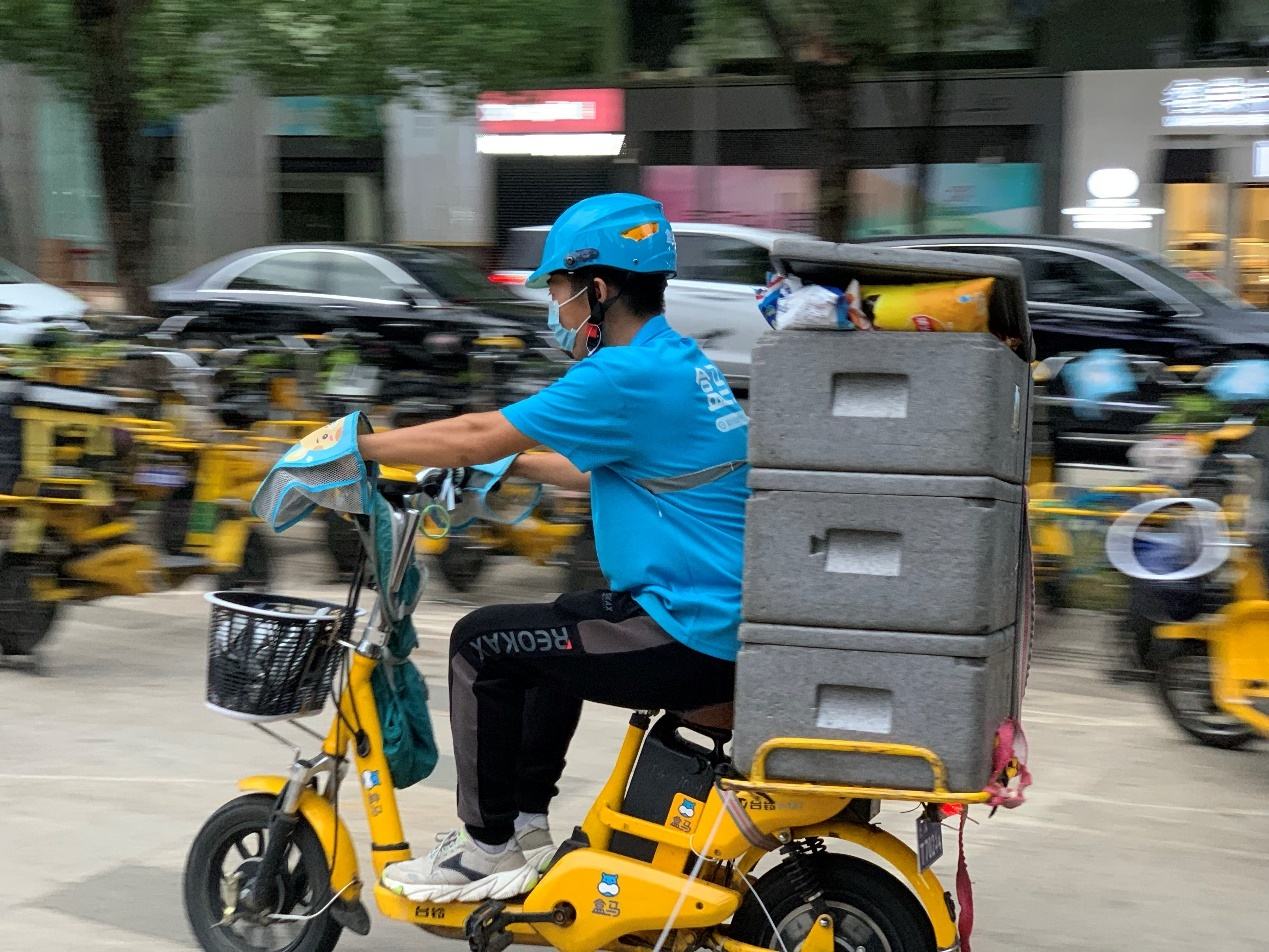 深圳盒马小哥复工,跑起来,生活就有希望
