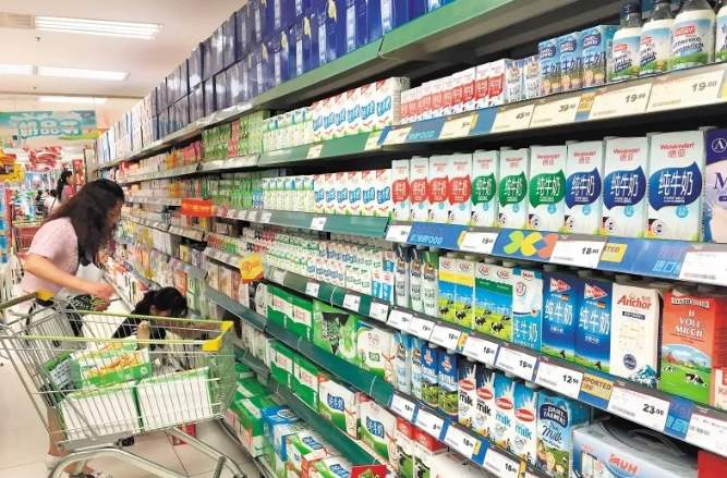 鮮奶自由來了：蒙牛光明價格戰，比水還便宜，1升奶不到6塊錢