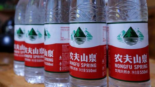 农夫山泉上市首日,午间市值3725.7亿港元