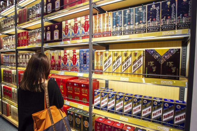 五粮液：批发价逼近千元，白酒再掀涨价潮，但提价压货是饮鸩止渴？