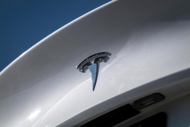 特斯拉發(fā)布會(huì)搞砸了，股價(jià)跌破400美元，新電池三年后才投產(chǎn)