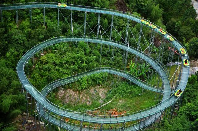 玩命網(wǎng)紅項目：假期玩耍還是玩命，熱氣球脫鉤玻璃滑道變自由落體