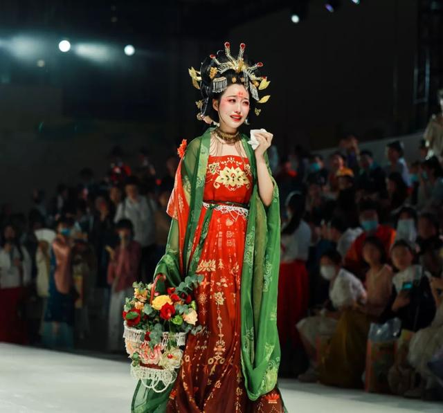 山东曹县三分天下汉服市场,一件汉服卖3.5万,年入千万不是梦