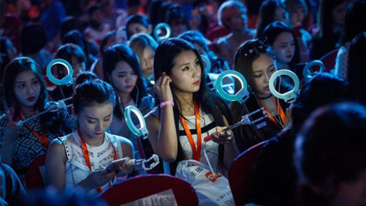 私域主播标配:24个人、100部手机、8000个群,一场直播带货上百万