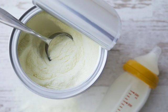 乳企高管也噴價太高，成本五十賣五百，國產奶粉摻了多少智商稅？