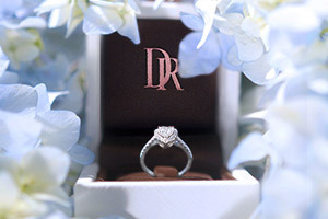 “一生一枚”的DR鉆戒要上市！年入16億元，毛利高達70%