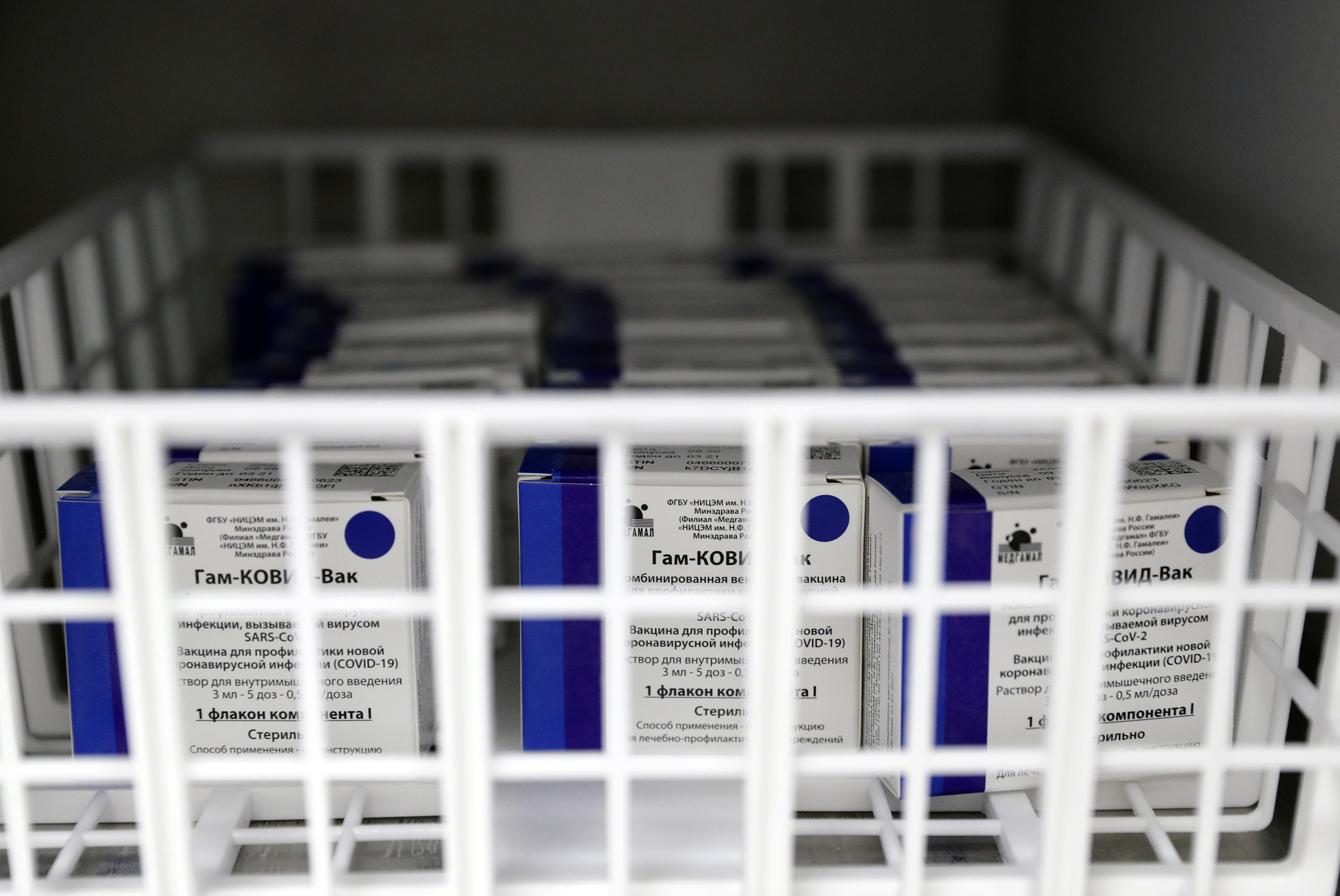 我国新冠疫苗接种分两步：重点人群先接种，符合条件群众应接尽