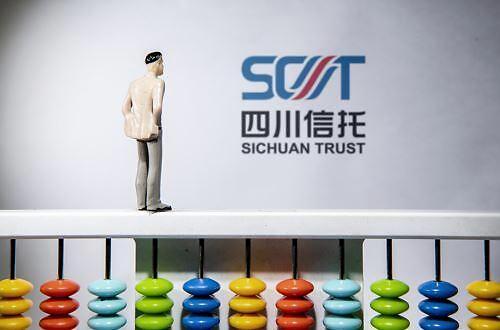 四川信托被实施管控：半年前已爆雷，300亿窟窿待补