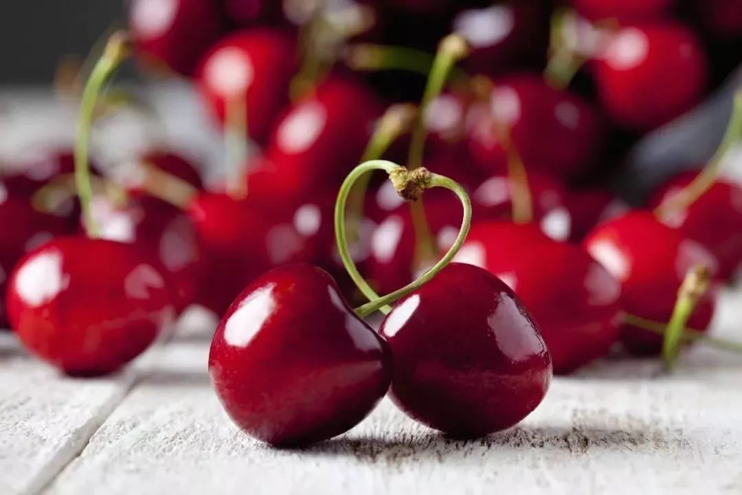 车厘子：一个月降价三成，消费者喊值，批发商直叹气