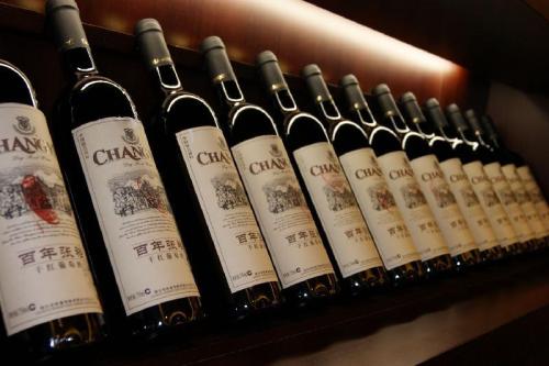 葡萄酒白酒為何上演冰火兩重天？張裕利潤腰斬，茅臺股價創新高