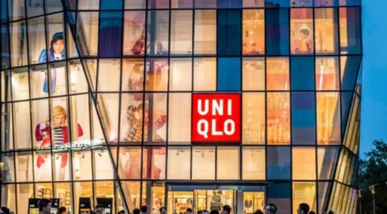 日本優衣庫全線降價9%，在中國不降價的優衣庫會跌落神壇嗎？