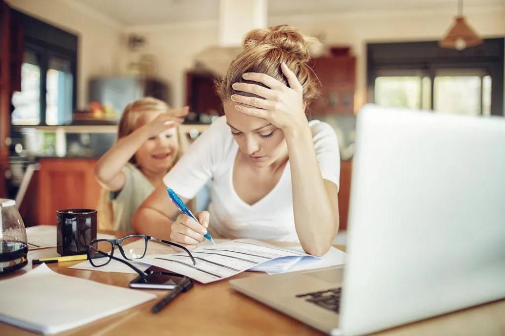 二胎妈妈在职场：厕所挤奶没尊严、升职加薪被推迟，但她们不后悔