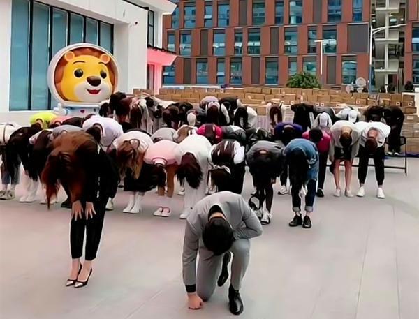 辛巴下跪高调宣告3月27日回归，耗资百万打造灯光秀