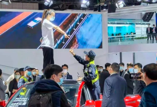 ”特斯拉“维权女子被行拘5日,特斯拉曾称对不合理诉求不妥协