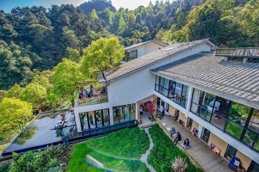 這個假期你住不起的“民宿”,撐起了一個千億賽道