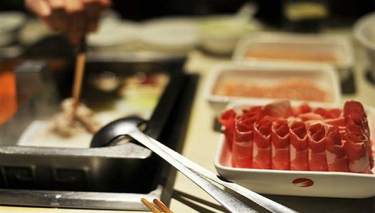 火锅生意怎么了？海底捞市值蒸发两千亿，呷哺呷哺股价腰斩