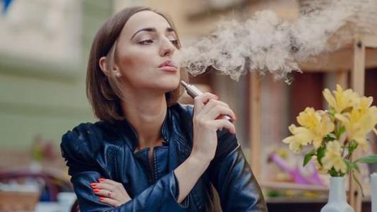 电子烟巨头思摩尔大跌超20%，雾芯科技盘前跌逾13%