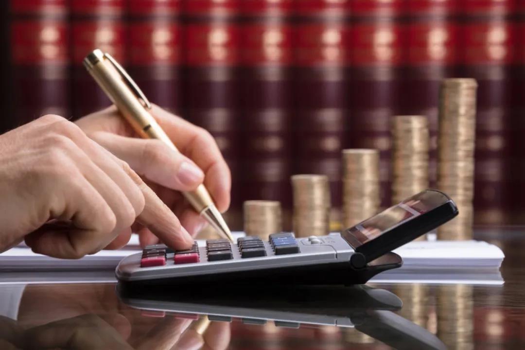 金融圈“鬼故事”：已故会计师签805份审计报告，涉嫌欺诈？