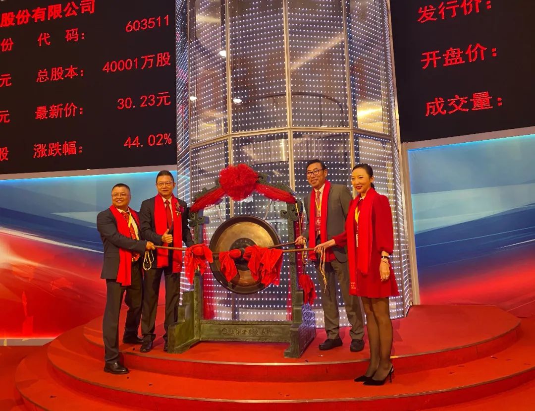 59歲創始人敲鐘，賣內衣年入33億，又一國產內衣品牌IPO