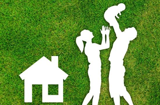 “三孩”政策落地：概念股迎狂欢，有人直呼“生不起”