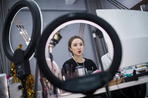 网红主播商业路线怎么走？辛巴叫板平台，薇娅陷入争议