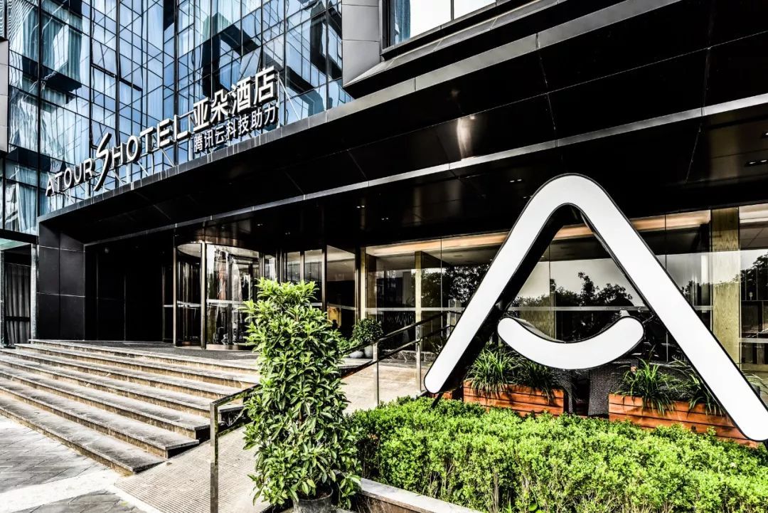 終是商人王海軍，亞朵文青耶律胤