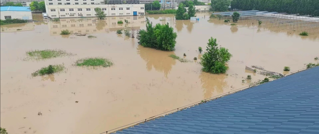 郑州富士康：一厂区停工近两天，若干员工被困宿舍，积水一度达胸口