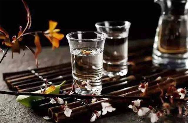 白酒板块:再现大幅下挫行情,水井坊跌停,贵州茅台一天蒸发超1000亿