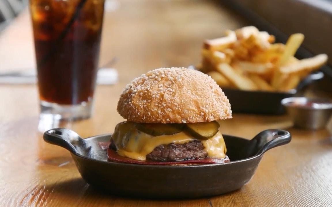 B站杀入餐饮，投了上海一家网红汉堡店