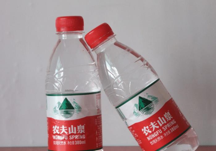 农夫山泉:半年净利40亿增40%,员工月薪过万,钟睒睒稳坐中国首富