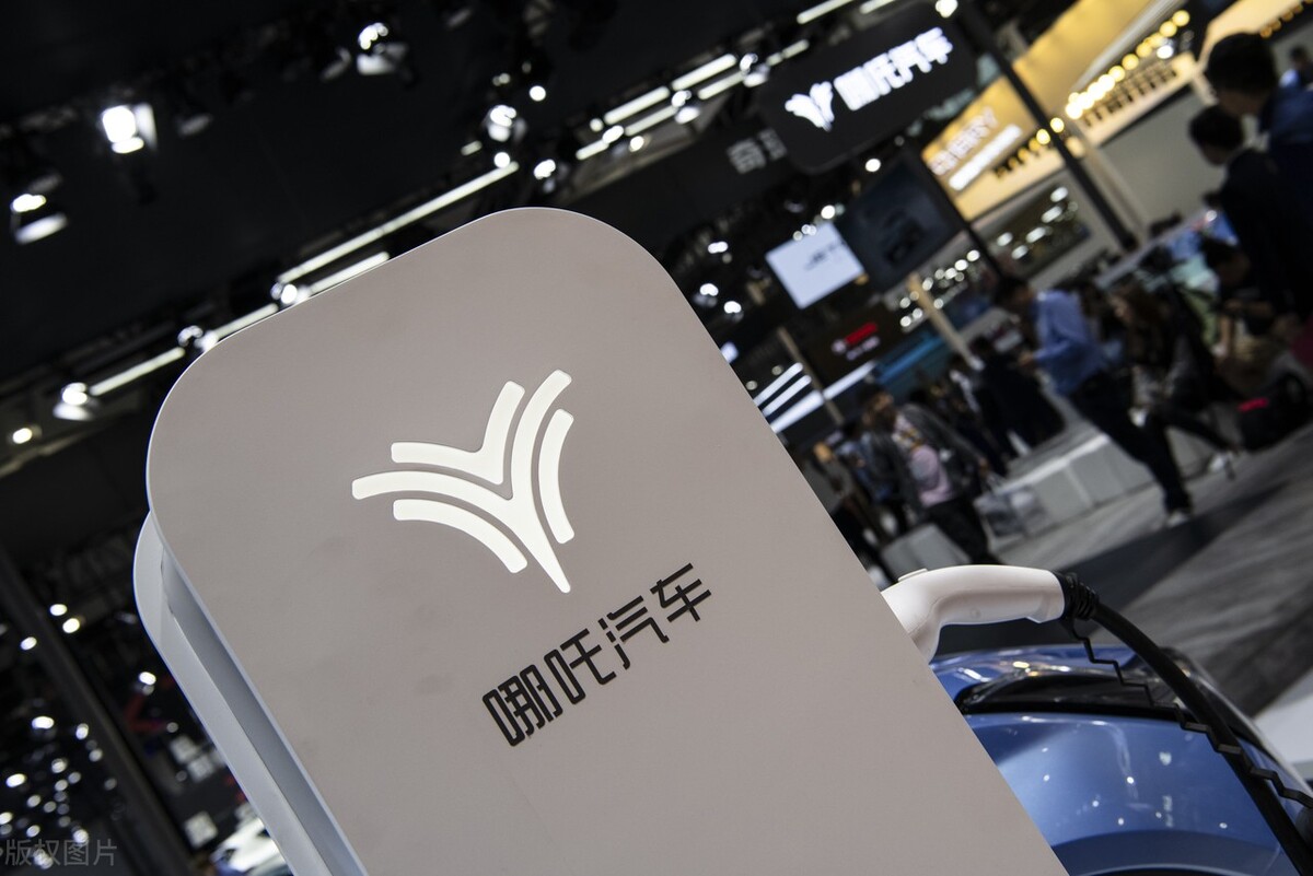 8月超蔚来,低价电动车是降级?威马、小鹏创始人“质疑”哪吒