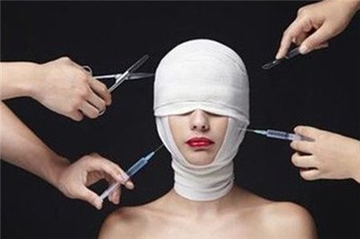 济南一整形机构殴打顾客,警方:涉事人刘某明被传唤,正调查中