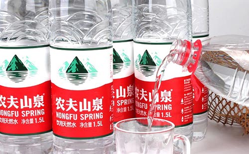 农夫山泉上市一周年!股价较高点已腰斩