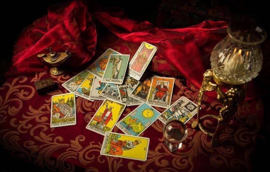 “玄学”生意收割年轻人？测塔罗一次100，转运符卖到上千