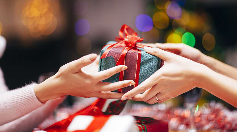 花式“翻車”也不少，上市公司花式送禮刷好感