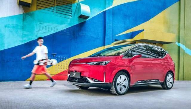 网传合创在恒大汽车门口竖招聘宣传海报，招人还是挖墙脚？