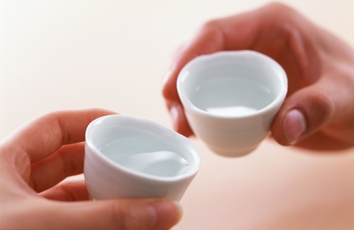 白酒全线走高：茅台罕见涨逾7%泸州老窖涨停，板块市值涨超3000亿