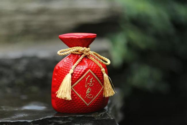 酒鬼酒盘中大涨逾6%创新高，市值直追古井贡酒