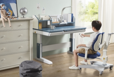 “儿童学习桌椅第一股”护童科技上市，实控夫妇合计持股超9成