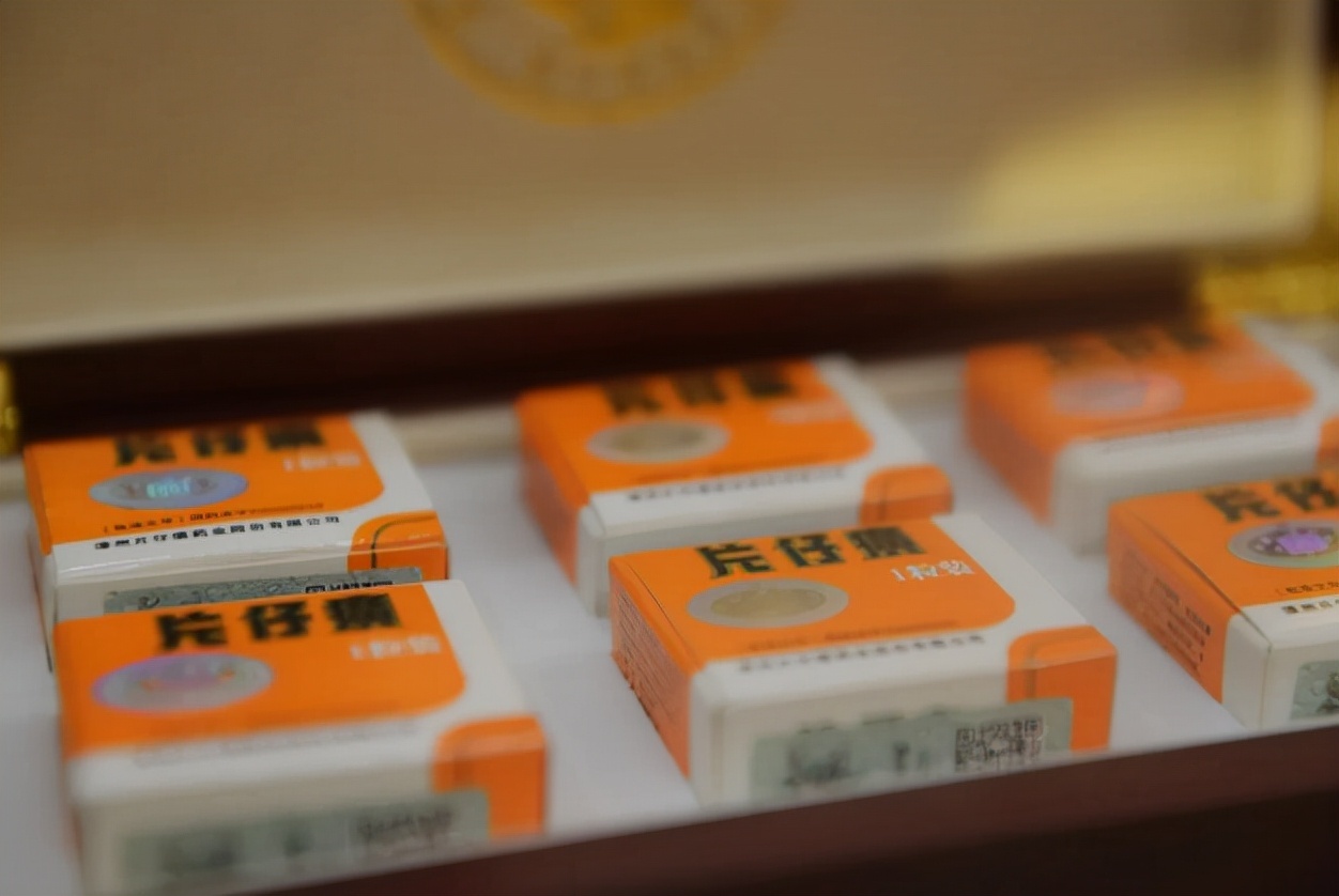 葛兰、胡欣炜都加仓了，开了天猫店，“药茅”净利三季度大增93%