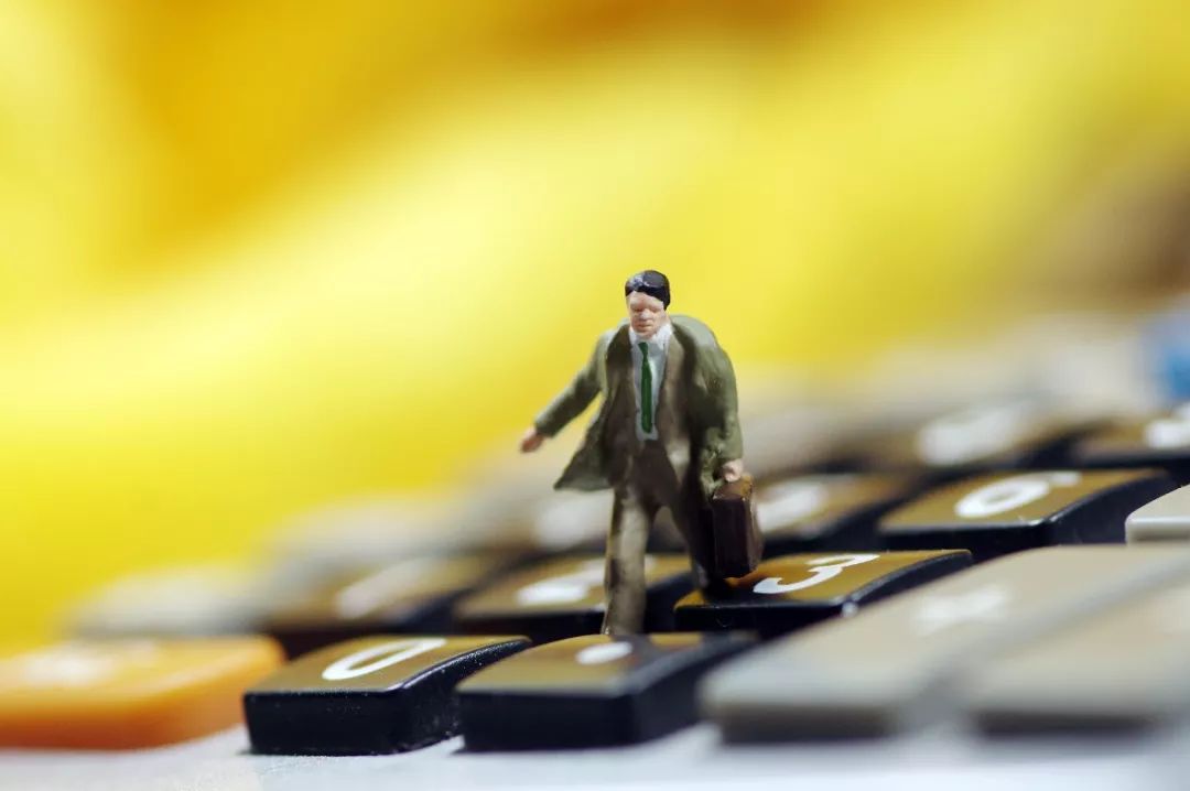 公募私募上餐桌，消费新品牌横冲直撞，老品牌关灯吃面