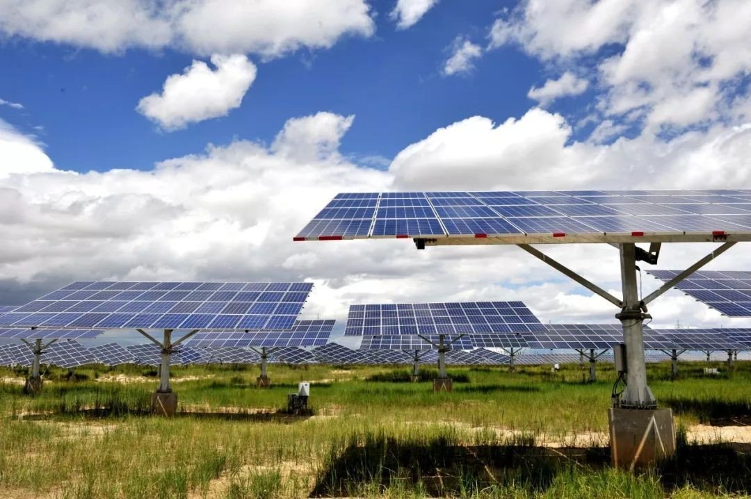 300亿明星基金高位减仓，光伏设备龙头前三季净利增310%