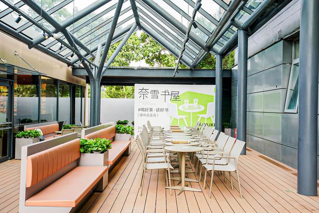 新茶饮的空间探索有多野？奈雪开书店，蜜雪冰城卖面