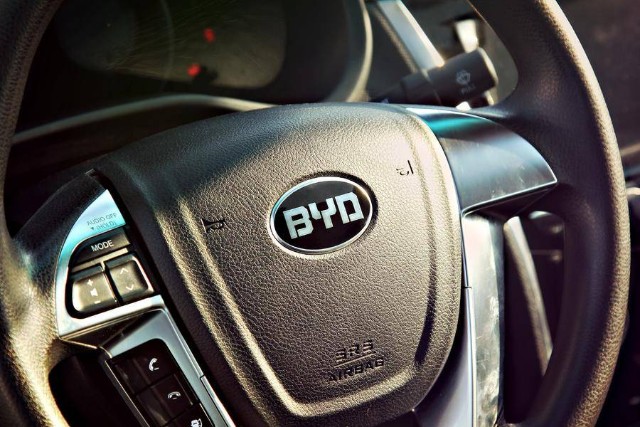 比亚迪高开超4%，9000亿巨头电池涨价20%，股价续刷新高