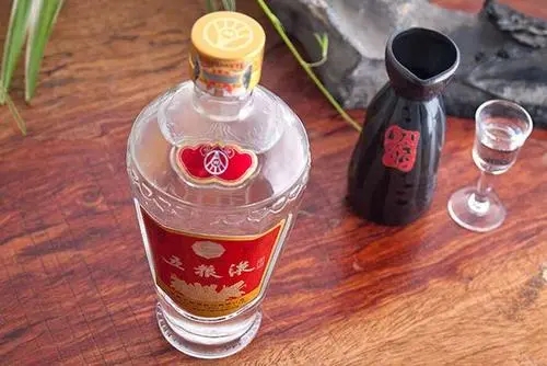 合肥一涉黑资产被拍卖：一瓶五粮液起拍价18.9万,已有近2000人围观